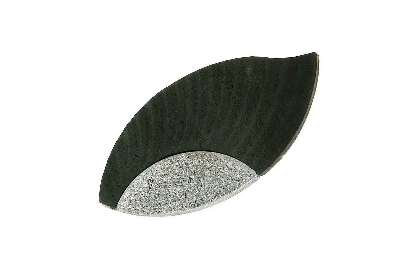 Anhänger in Blattform aus Sterlingsilber 925 mit dunklen Ebenholz und rhodinierter Oberfläche
