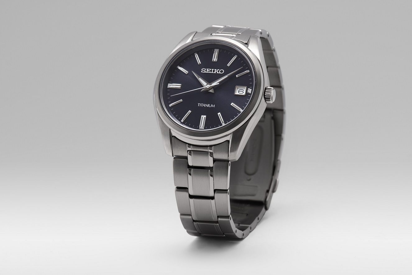 Herrenarmbanduhr Seiko SUR373P1 mit schwarzen Zifferblatt und Titangehäuse sowie Titanarmband